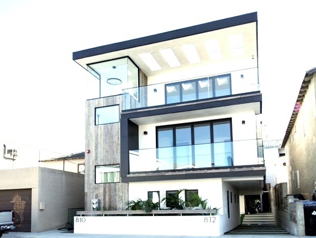 Mid-sized minimalist three-story mixed siding exterior home design example